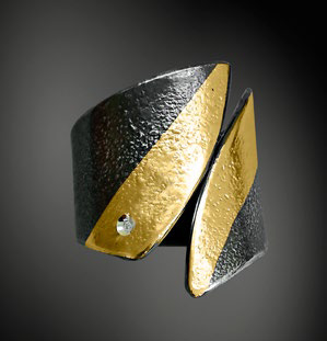 Ring in Oxidized Silver 925 with Yellow Gold K22 and Diamond